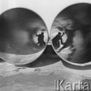 18.02.1974, Warszawa, Polska.
Smołowanie rur.
Fot. Jarosław Tarań, zbiory Ośrodka KARTA [74-202]
 

