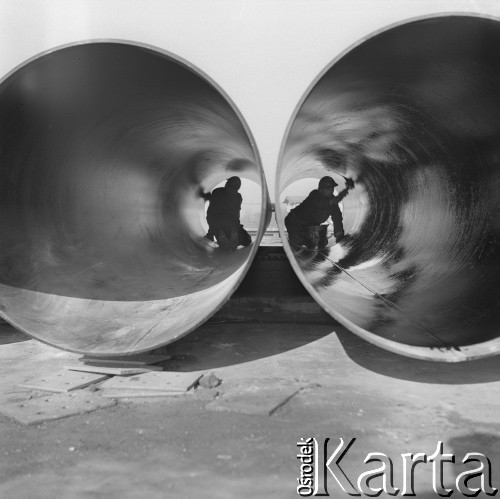 18.02.1974, Warszawa, Polska.
Smołowanie rur.
Fot. Jarosław Tarań, zbiory Ośrodka KARTA [74-202]
 
