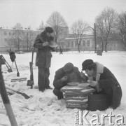 zima 1974, Warszawa, Polska.
Akcja odśnieżania ulic, posiłek regeneracyjny (zupa) dla pracujących mężczyzn.
Fot. Jarosław Tarań, zbiory Ośrodka KARTA [74-233]
 
