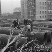 31.01.1974, Warszawa - Bródno, Polska.
Budowa Trasy Toruńskiej, dzieci bawiące się na rurach.
Fot. Jarosław Tarań, zbiory Ośrodka KARTA [74-220]
 
