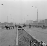 31.01.1974, Warszawa - Bródno, Polska.
Budowa Trasy Toruńskiej, dzieci wracające ze szkoły.
Fot. Jarosław Tarań, zbiory Ośrodka KARTA [74-220]
 
