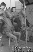 6.10.1974, Warszawa, Polska.
Wesołe miasteczko, dzieci na karuzeli.
Fot. Jarosław Tarań, zbiory Ośrodka KARTA [74-248]
 

