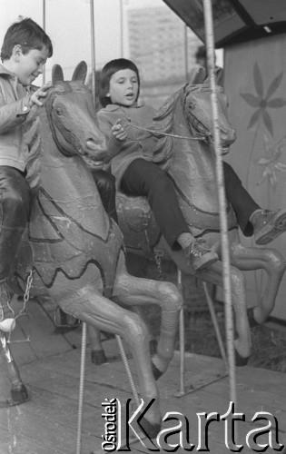 6.10.1974, Warszawa, Polska.
Wesołe miasteczko, dzieci na karuzeli.
Fot. Jarosław Tarań, zbiory Ośrodka KARTA [74-248]
 
