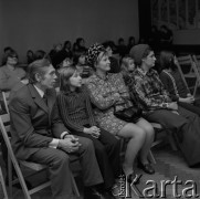 5.02.1974, Warszawa, Polska.
Kandydaci do zespołu dziecięciego podczas występów przed komisją, na widowni rodzice.
Fot. Jarosław Tarań, zbiory Ośrodka KARTA [74-250]
 
