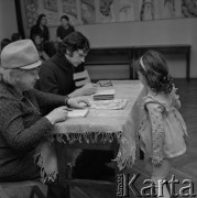 5.02.1974, Warszawa, Polska.
Kandydaci do zespołu dziecięciego podczas występów przed komisją.
Fot. Jarosław Tarań, zbiory Ośrodka KARTA [74-250]
 
