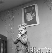 5.02.1974, Warszawa, Polska.
 Kandydaci do zespołu dziecięciego podczas występów przed komisją.
 Fot. Jarosław Tarań, zbiory Ośrodka KARTA [74-250]
   
