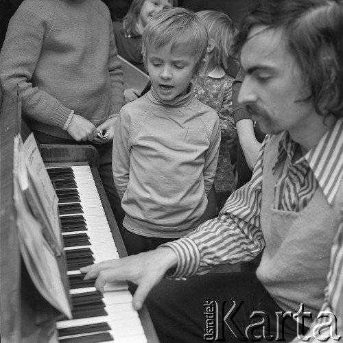 5.02.1974, Warszawa, Polska.
Kandydaci do zespołu dziecięciego podczas występów przed komisją.
Fot. Jarosław Tarań, zbiory Ośrodka KARTA [74-250]
 
