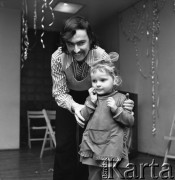 5.02.1974, Warszawa, Polska.
Kandydaci do zespołu dziecięciego podczas występów przed komisją.
Fot. Jarosław Tarań, zbiory Ośrodka KARTA [74-250]
 
