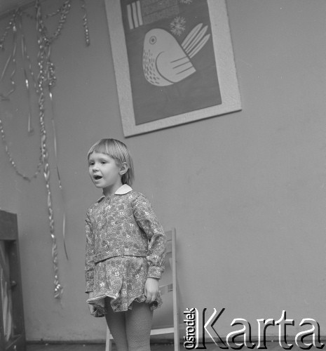 5.02.1974, Warszawa, Polska.
 Kandydaci do zespołu dziecięciego podczas występów przed komisją.
 Fot. Jarosław Tarań, zbiory Ośrodka KARTA [74-250]
   
