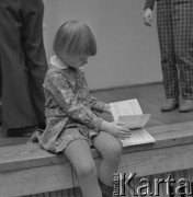 5.02.1974, Warszawa, Polska.
Kandydaci do zespołu dziecięciego podczas występów przed komisją.
Fot. Jarosław Tarań, zbiory Ośrodka KARTA [74-250]
 

