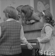 5.02.1974, Warszawa, Polska.
Kandydaci do zespołu dziecięciego podczas występów przed komisją.
Fot. Jarosław Tarań, zbiory Ośrodka KARTA [74-250]
 

