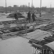 1.04.1974, Warszawa, Polska.
Przebudowa śródmiejskiego węzła komunikacyjnego, przejście przez tory tramwajowe.
Fot. Jarosław Tarań, zbiory Ośrodka KARTA [74-238]
 
