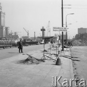 1.04.1974, Warszawa, Polska.
Przebudowa śródmiejskiego węzła komunikacyjnego, tablica z napisem: 