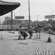 1.04.1974, Warszawa, Polska.
Przebudowa śródmiejskiego węzła komunikacyjnego, kobiety przechodzące pod tablicą 