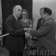 11.10.1974, Warszawa, Polska.
Julien Bryan, fotograf oblężonej stolicy we Wrześniu 1939, przekazuje w Muzeum Miasta Stołecznego Warszawy taśmy filmowe z oblężenia miasta.
Fot. Jarosław Tarań, zbiory Ośrodka KARTA [74-259]
 
