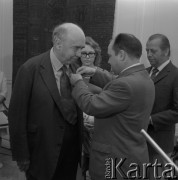 11.10.1974, Warszawa, Polska.
Julien Bryan, fotograf oblężonej stolicy we Wrześniu 1939, przekazuje w Muzeum Miasta Stołecznego Warszawy taśmy filmowe z oblężenia miasta.
Fot. Jarosław Tarań, zbiory Ośrodka KARTA [74-259]
 
