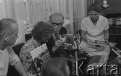 2.09.1974, Warszawa, Polska.
Julien Bryan podczas spotkania z uczestnikami oblężenia Warszawy we wrześniu 1939.
Fot. Jarosław Tarań, zbiory Ośrodka KARTA [74-256]
 
