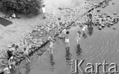 18.05.1975, Warszawa, Polska.
Plaża nad Wisłą.
Fot. Jarosław Tarań, zbiory Ośrodka KARTA [75-80]
 
