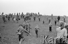 20.04.1975, Warszawa, Polska.
Park Szczęśliwice, harcerski alert, dzieci zbiegające z górki Szczęśliwickiej.
Fot. Jarosław Tarań, zbiory Ośrodka KARTA [75-78]
 
