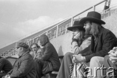 28.04.1975, Warszawa, Polska.
Widownia na stadionie.
Fot. Jarosław Tarań, zbiory Ośrodka KARTA [75-72]
 
