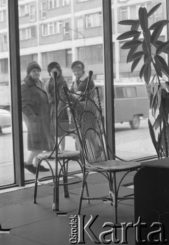 13.03.1975, Warszawa, Polska.
Wystawa sklepu meblowego, krzesła z wikliny.
Fot. Jarosław Tarań, zbiory Ośrodka KARTA [75-59]
 
