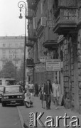 11.06.1975, Warszawa, Polska.
Fragment miasta, szyldy zakładów usługowych.
Fot. Jarosław Tarań, zbiory Ośrodka KARTA [75-57]
 
