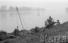 3.03.1975, Warszawa, Polska.
Regulacja brzegów Wisły.
Fot. Jarosław Tarań, zbiory Ośrodka KARTA [75-56]
 
