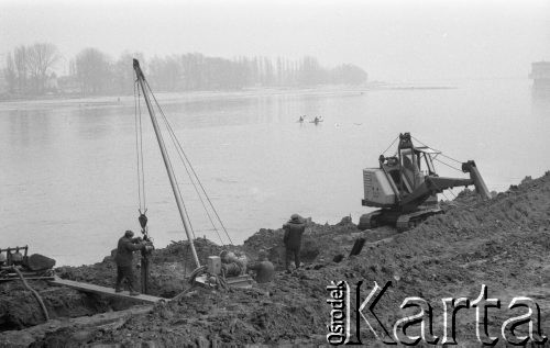 3.03.1975, Warszawa, Polska.
Regulacja brzegów Wisły.
Fot. Jarosław Tarań, zbiory Ośrodka KARTA [75-56]
 
