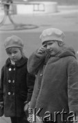 7.04.1975, Warszawa, Polska.
Dziewczynki na placu zabaw.
Fot. Jarosław Tarań, zbiory Ośrodka KARTA [75-53]
 
