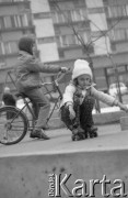 7.04.1975, Warszawa, Polska.
Dzieci na placu zabaw, dziewczynka na wrotkach i chłopiec na rowerku.
Fot. Jarosław Tarań, zbiory Ośrodka KARTA [75-53]
 
