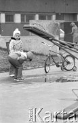 7.04.1975, Warszawa, Polska.
Dzieci na placu zabaw.
Fot. Jarosław Tarań, zbiory Ośrodka KARTA [75-53]
 
