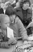 Maj 1975, Warszawa, Polska.
Targi Książki, najmłodsi czytelnicy.
Fot. Jarosław Tarań, zbiory Ośrodka KARTA [75-52]
 
