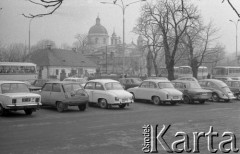 13.02.1975, Warszawa - Wilanów, Polska.
Samochody na parkingu, w tle kościół.
Fot. Jarosław Tarań, zbiory Ośrodka KARTA [75-51]
 
