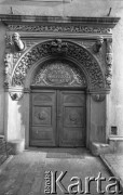 1975, Wrocław, Polska
Ozdobny portal nad drzwiami do 