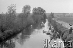 1975, Gorzów Wielkopolski, Polska
Pogłębiarka na rzece Postomia w okolicach Gorzowa Wielkopolskiego.
Fot. Jarosław Tarań, zbiory Ośrodka KARTA [75-48]
 
