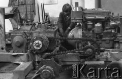 1975, Gorzów Wielkopolski, Polska
Robotnik i maszyna.
Fot. Jarosław Tarań, zbiory Ośrodka KARTA [75-48]
 

