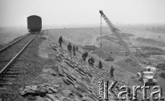 12.09.1975, Jeziorka k/Warszawy, Polska
Budowa estakady dla przewozu kruszyw, nasyp kolejowy.
Fot. Jarosław Tarań, zbiory Ośrodka KARTA [75-6]
 
