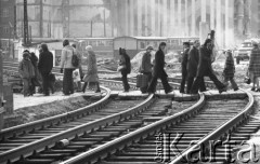 14.04.1975, Warszawa, Polska.
Przebudowa skrzyżowania Alej Jerozolimskich i ulicy Marchlewskiego, przejście dla pieszych.
Fot. Jarosław Tarań, zbiory Ośrodka KARTA [75-41]
 
