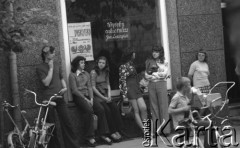 16.05.1975, Ostrołęka, Polska
Młodzież przed cukiernią, w oknie wisi zaproszenie na dyskotekę, na którą wstęp jest za okazaniem dowodu osobistego.
Fot. Jarosław Tarań, zbiory Ośrodka KARTA [75-9]
 
