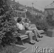 16.05.1975, Ostrołęka, Polska
Młode dziewczyny w krótkich spódnicach jedzące lody.
Fot. Jarosław Tarań, zbiory Ośrodka KARTA [75-9]
 
