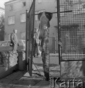 17.10.1975, Warszawa, Polska.
Sum olbrzym, wędkarskie trofeum.
Fot. Jarosław Tarań, zbiory Ośrodka KARTA [75-89]
 
