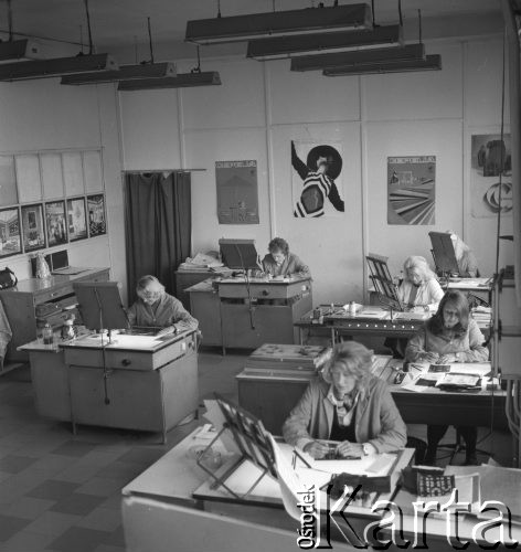 Październik 1975, Warszawa, Polska.
Zakłady Graficzne, retuszernia offsetowa.
Fot. Jarosław Tarań, zbiory Ośrodka KARTA [75-11]
 
