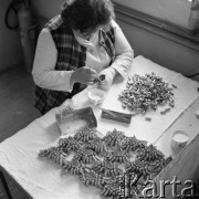 22.03.1975, Warszawa, Polska.
Wytwórnia reklam świetlnych.
Fot. Jarosław Tarań, zbiory Ośrodka KARTA [75-12]
 
