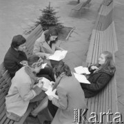 9.04.1975, Warszawa, Polska.
Uczniowie Liceum im. Żeromskiego, przygotowania do matury.
Fot. Jarosław Tarań, zbiory Ośrodka KARTA [75-7]
 
