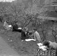 9.04.1975, Warszawa, Polska.
Uczniowie Liceum im. Żeromskiego, przygotowania do matury.
Fot. Jarosław Tarań, zbiory Ośrodka KARTA [75-7]
 
