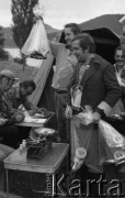 1975, Polska
Zawody wędkarskie nad jeziorem Rożnowskim, ważenie złowionych ryb.
Fot. Jarosław Tarań, zbiory Ośrodka KARTA [75-16]
 
