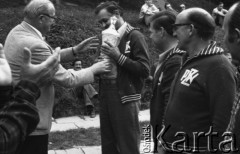 1975, Polska
Zawody wędkarskie nad jeziorem Rożnowskim, puchar dla zwycięzcy.
Fot. Jarosław Tarań, zbiory Ośrodka KARTA [75-16]
 
