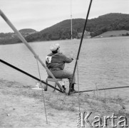 1975, Polska
Zawody wędkarskie nad jeziorem Rożnowskim.
Fot. Jarosław Tarań, zbiory Ośrodka KARTA [75-17]
 
