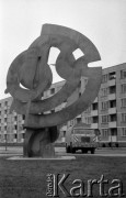 24.03.1975, Warszawa, Polska.
Saska Kępa, osiedle Kopernika, rzeźba przestrzenna.
Fot. Jarosław Tarań, zbiory Ośrodka KARTA [75-288]
 
