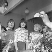 Listopad 1975, Warszawa, Polska.
Zabawa andrzejkowa, lanie wosku.
Fot. Jarosław Tarań, zbiory Ośrodka KARTA [75-42]
 
